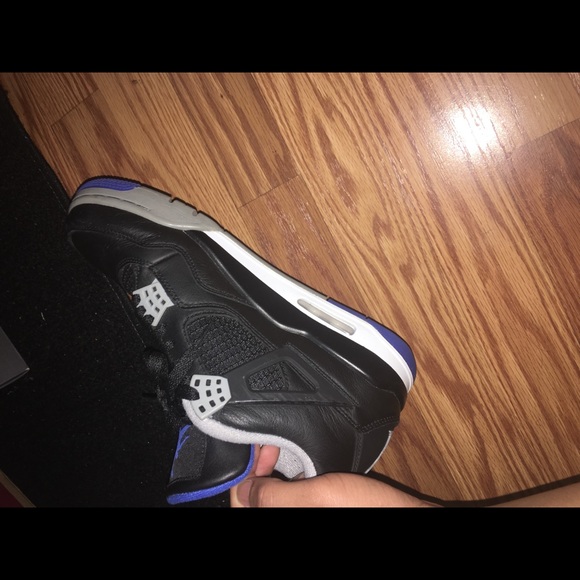 Jordan 4s - Picture 2 of 6